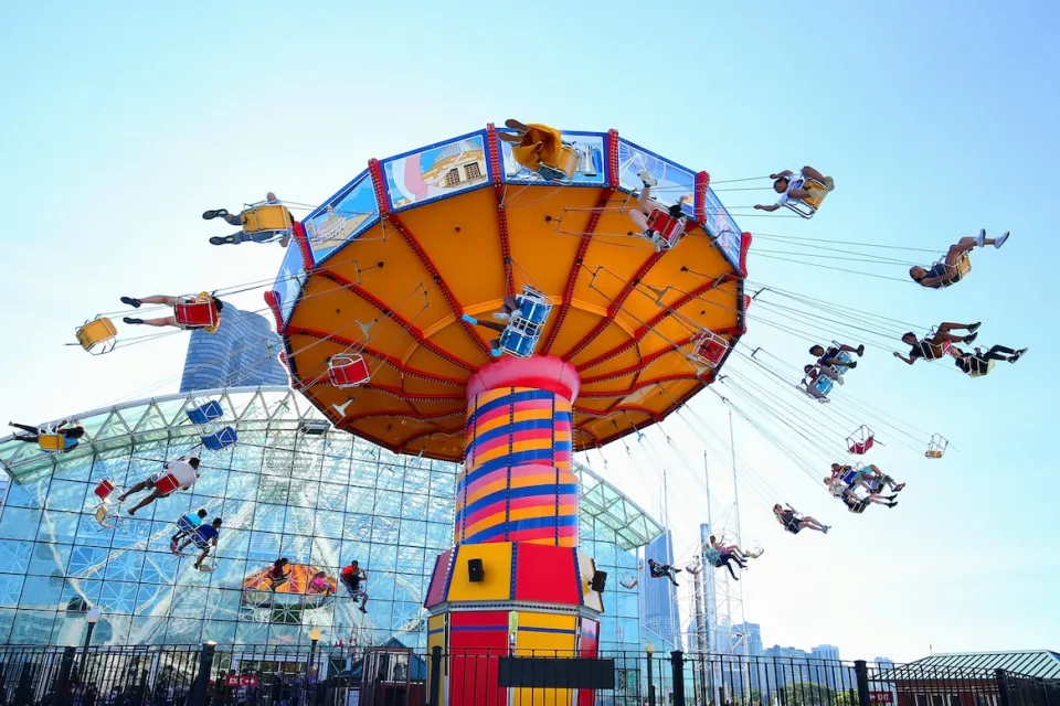 Large spinning swing ride at Chicago's Navy Pier.